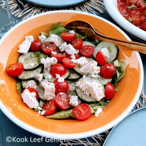 Griekse salade in een zomerse kom