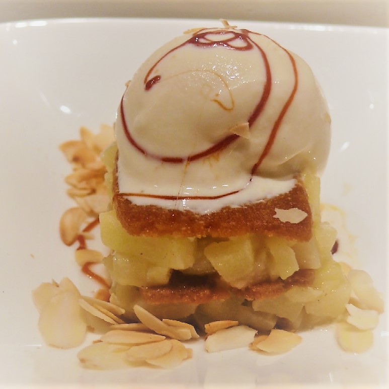 Appel-peerdessert met amandelbrood en vanille-ijs