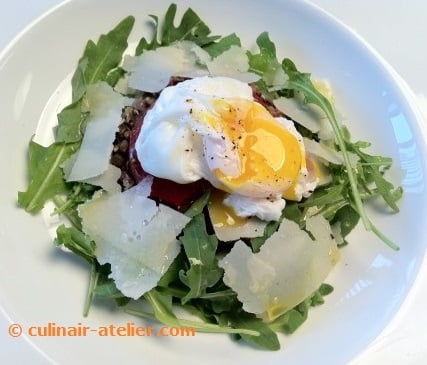 Salade van linzen, gepocheerd ei en ovengedroogde tomaatjes
