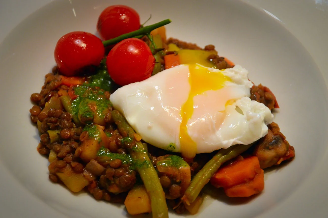 Vegetarisch linzenstoofpotje met gepocheerd ei