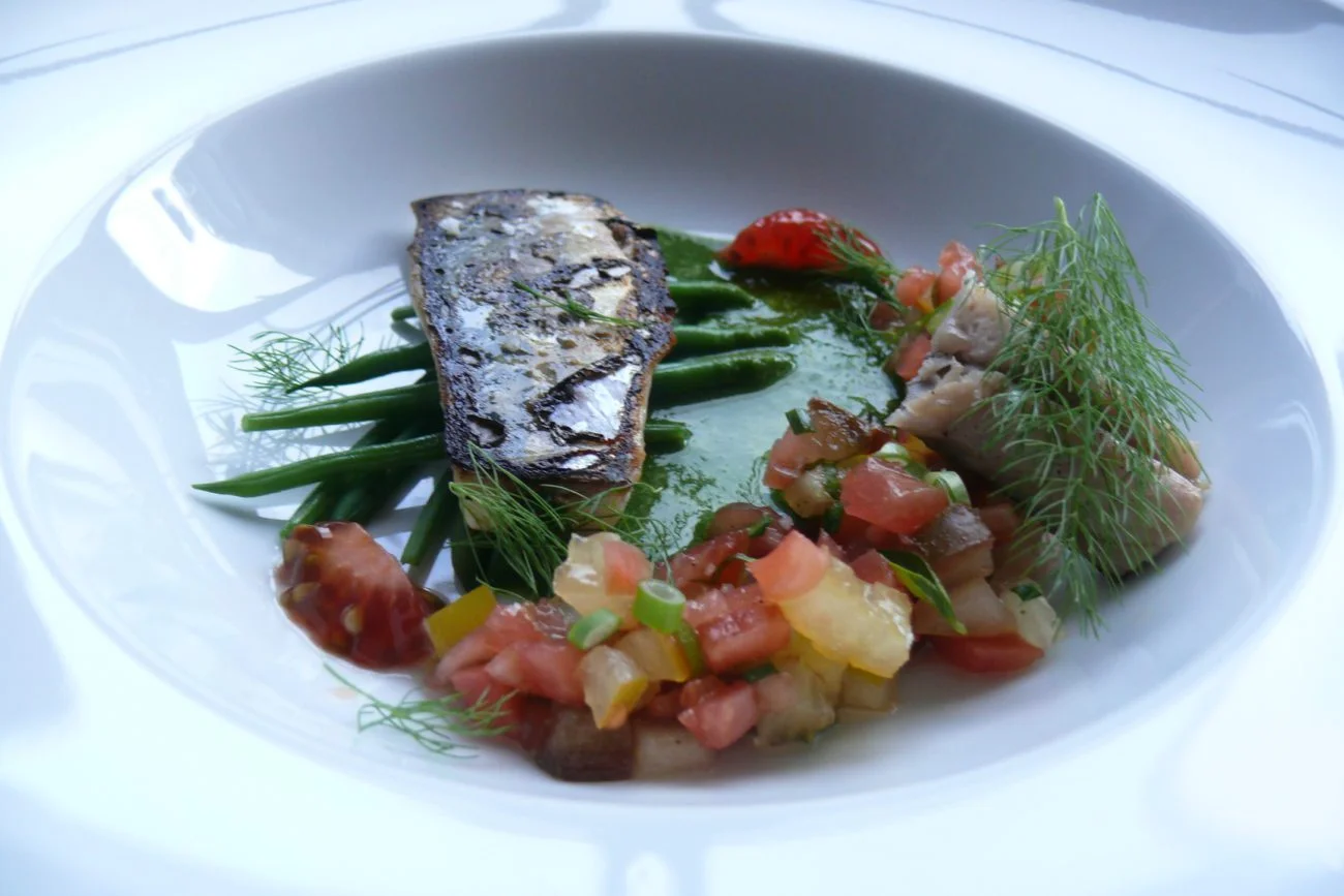 Geroosterde makreel met jonge boontjes, tomatentartaar en jus van lavas