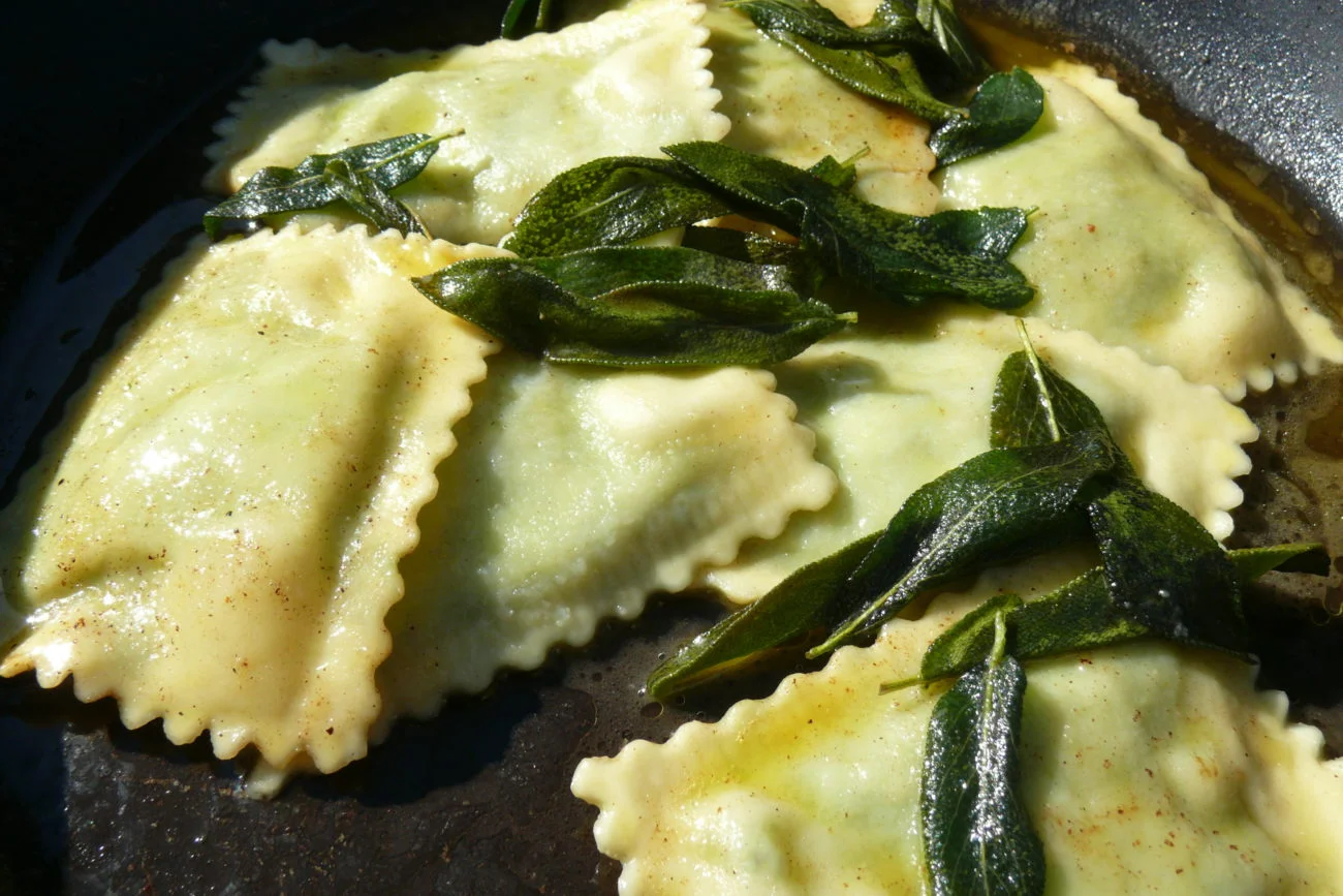 Ravioli met ricotta en spinazie en salieboter