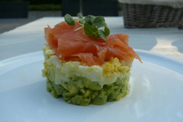 Avocado met ei en gerookte zalm