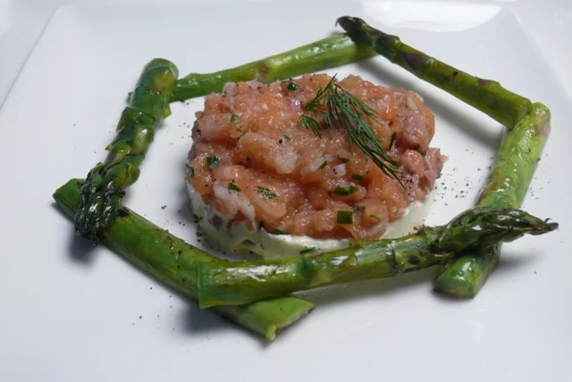 Zalmtartaar met gegrilde asperges en wasabi mascarpone