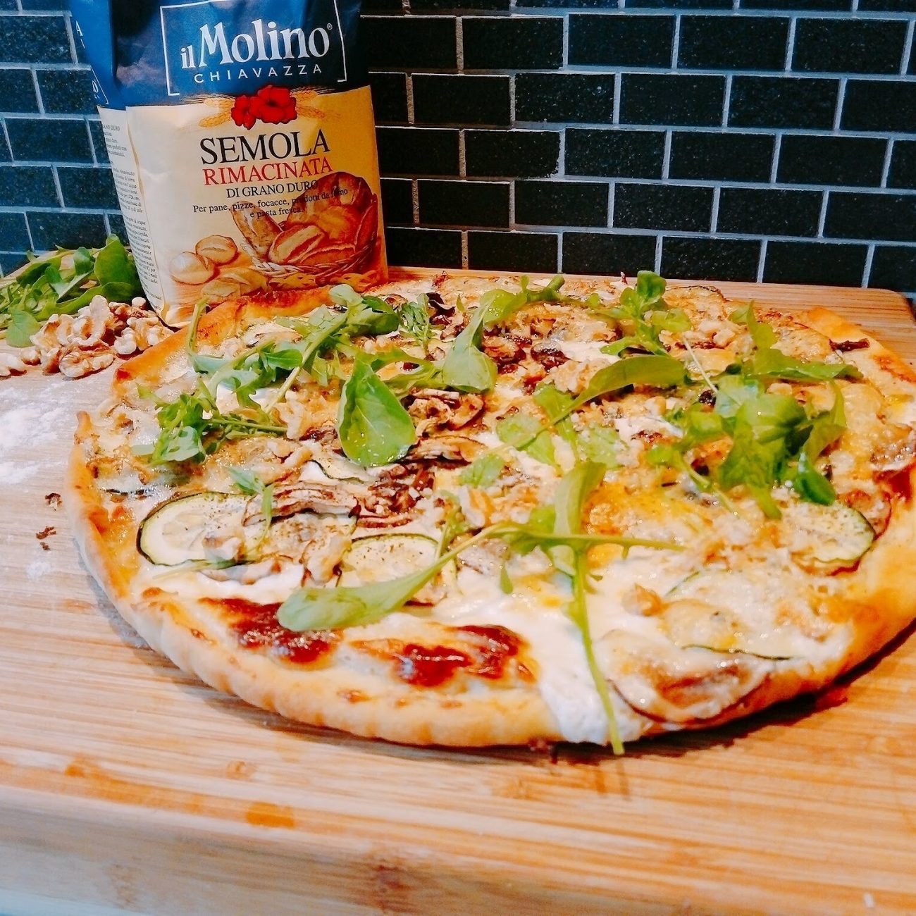 Pizza gorgonzola courgette walnoot