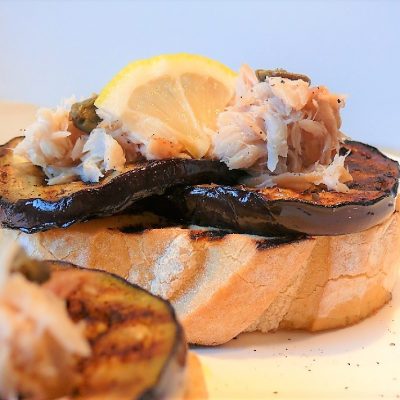 crostini of toast met gegrilde aubergine en makreel