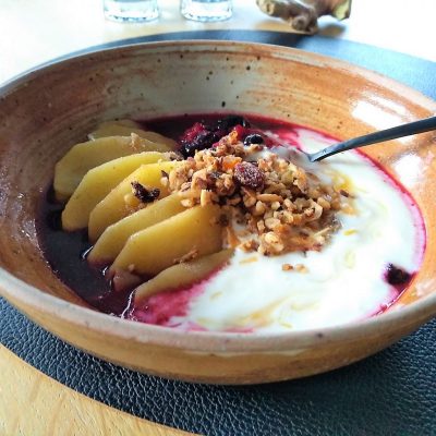 warm fruitontbijt met granola en yoghurt