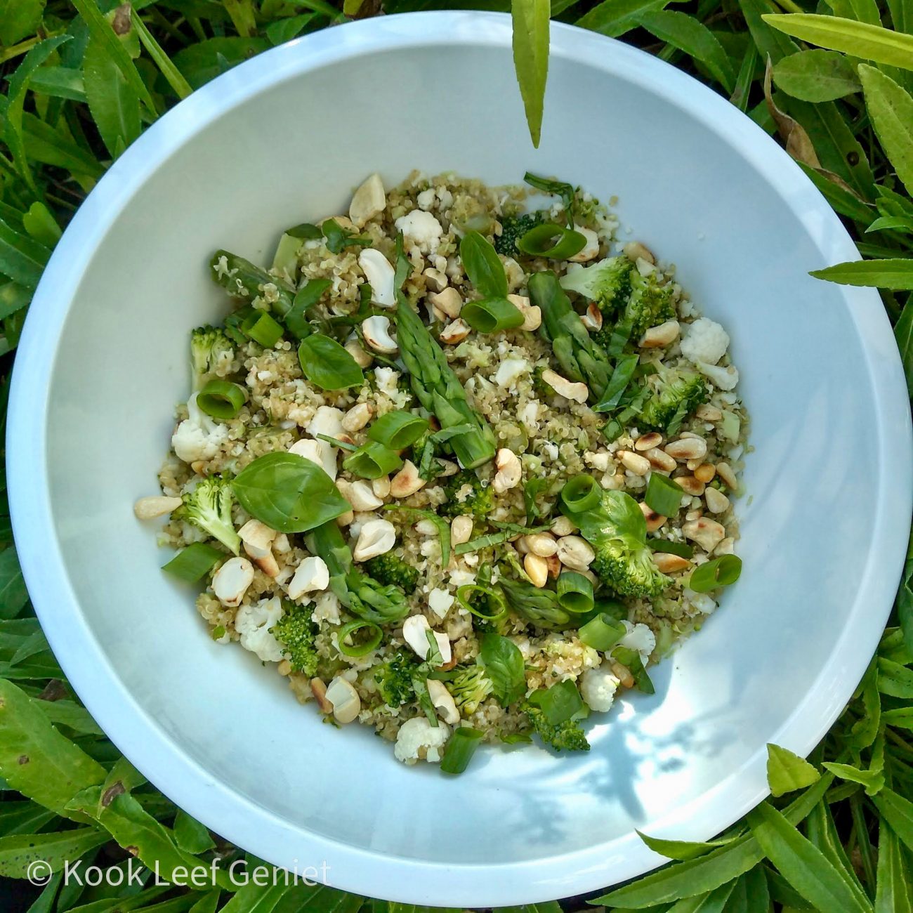 Knapperige salade van quinoa, broccoli en bloemkool