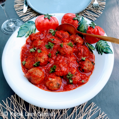 Keftedes of Griekse gehaktballen in tomatensaus