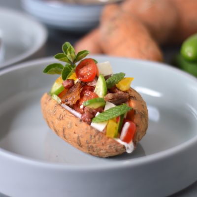Zo maak je zoete aardappel met mediterrane topping