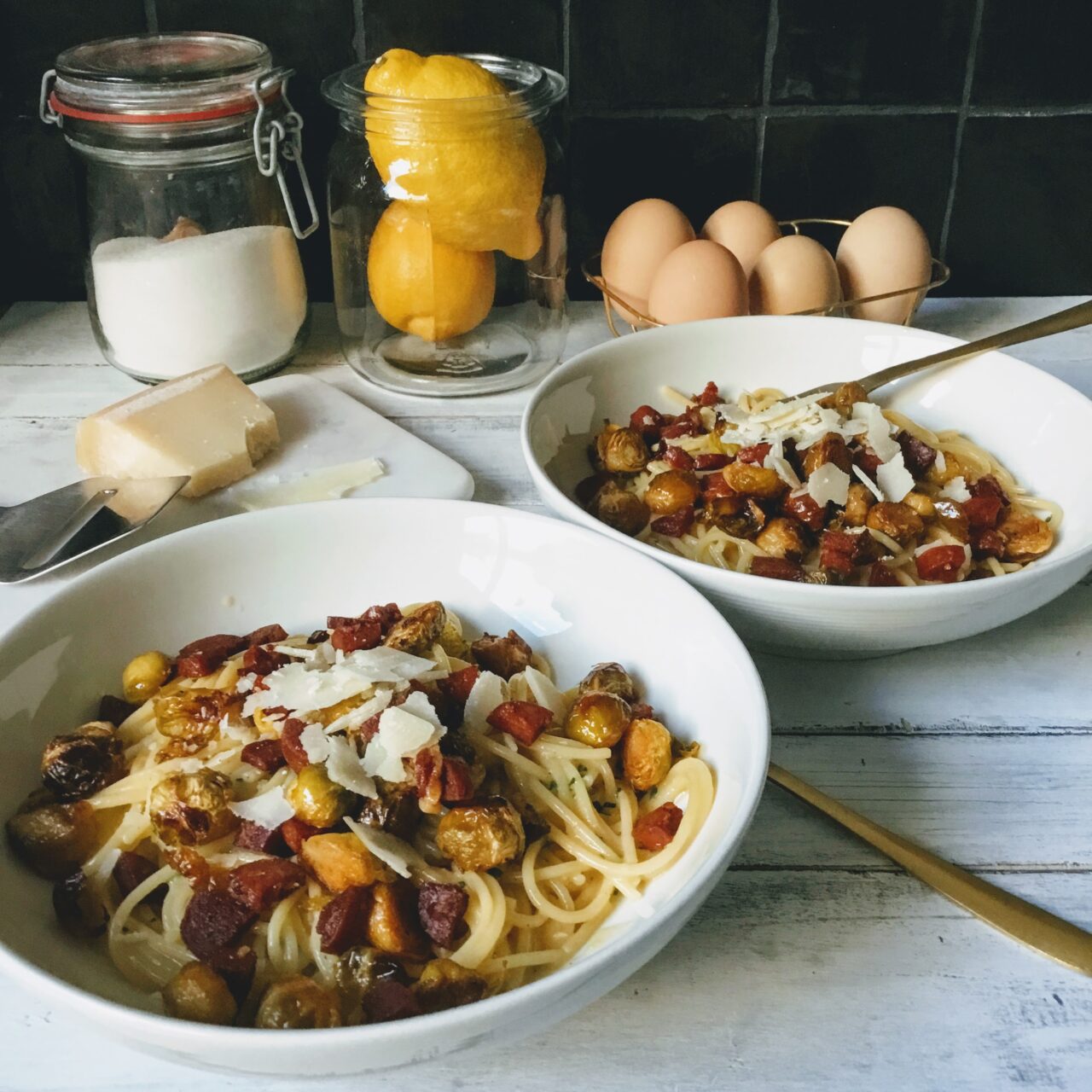Spaghetti carbonara met chorizo en geroosterde spruitjes