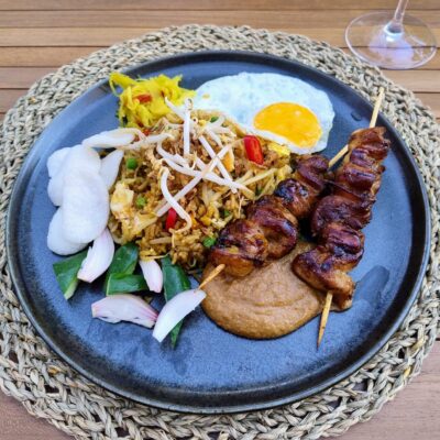 Balinese rijstschotel met nasi goreng, kipsaté, atjar en pindasaus